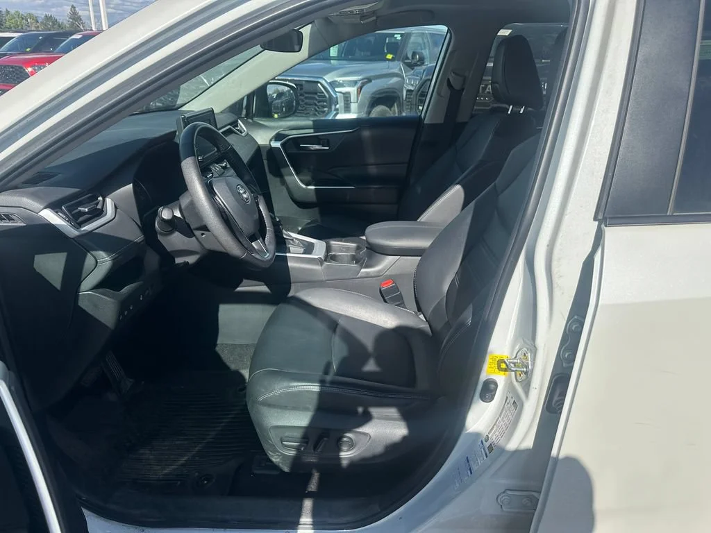 Used 2021 White Toyota XLE Premium image 4