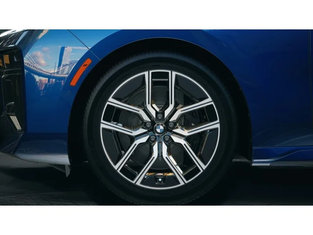 New 2026 Tanzanite Blue II Metallic BMW 760i xDrive image 7