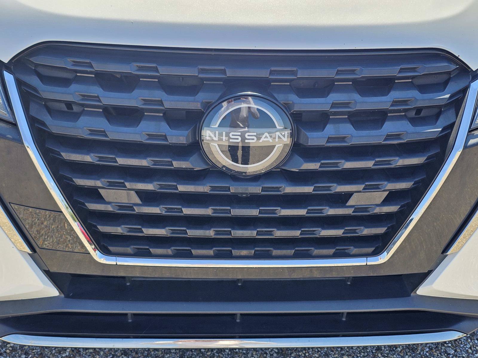 Used 2023 Aspen White Tricoat Nissan SR image 3