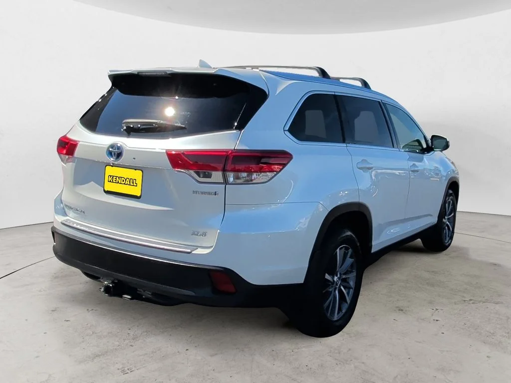 Used 2019 White Toyota XLE image 5