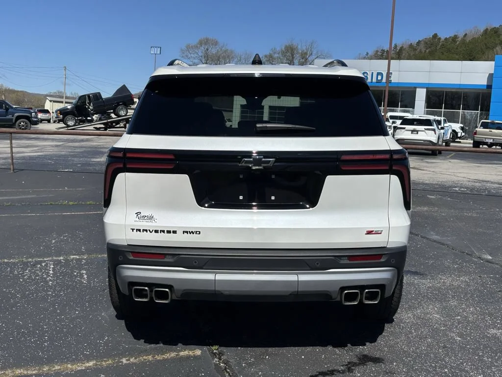 Used 2025 Iridescent Pearl Tricoat Chevrolet Z71 image 8