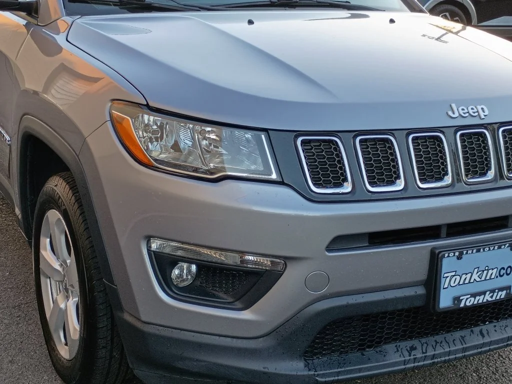 Used 2018 Billet Silver Metallic Clearcoat Jeep Latitude image 12