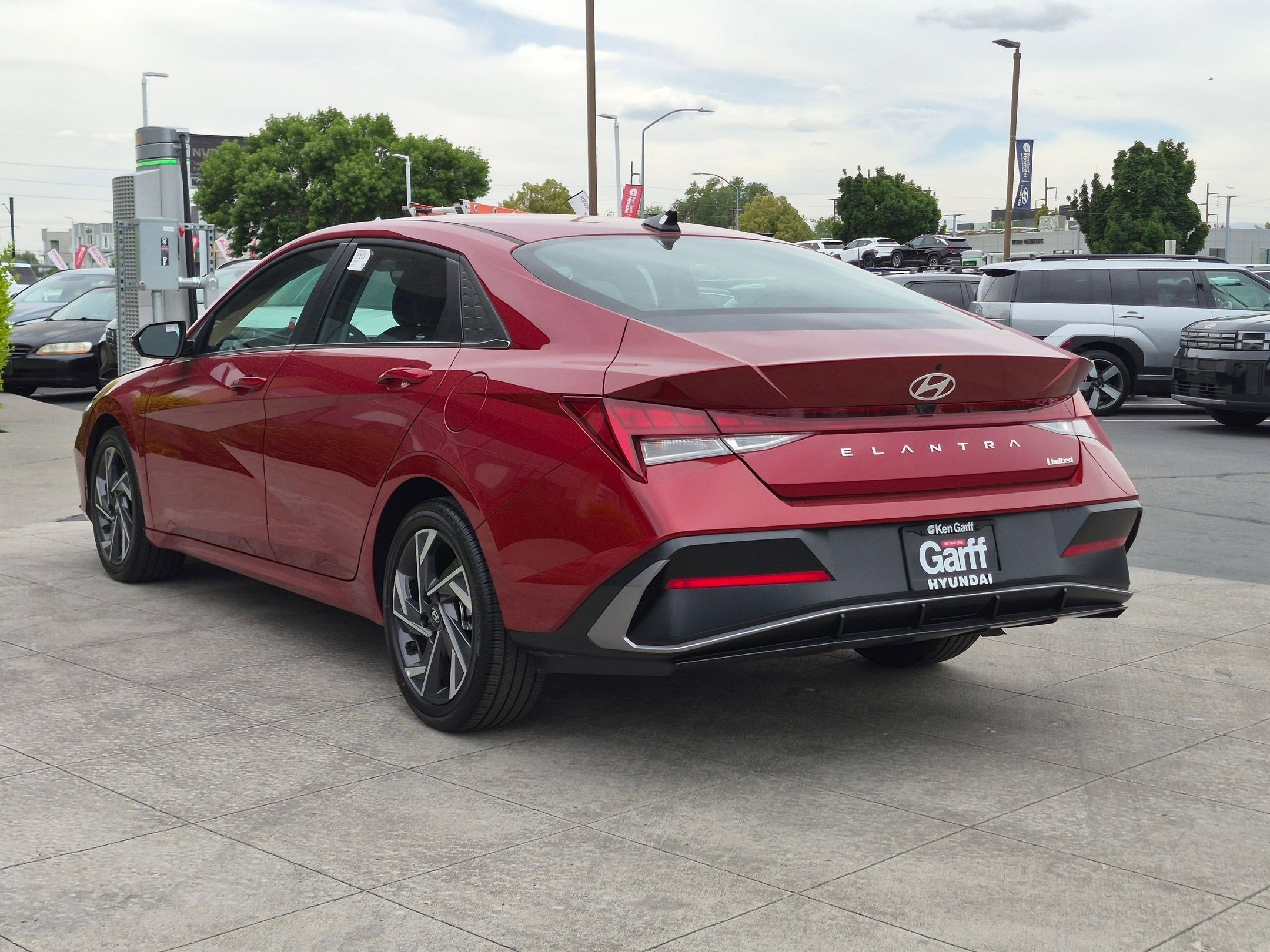 2025 Hyundai Elantra Limited - Photo 7