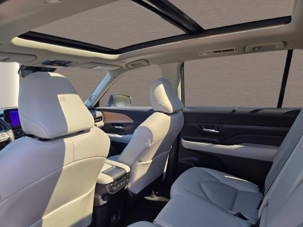 Used 2025  Toyota Limited image 21