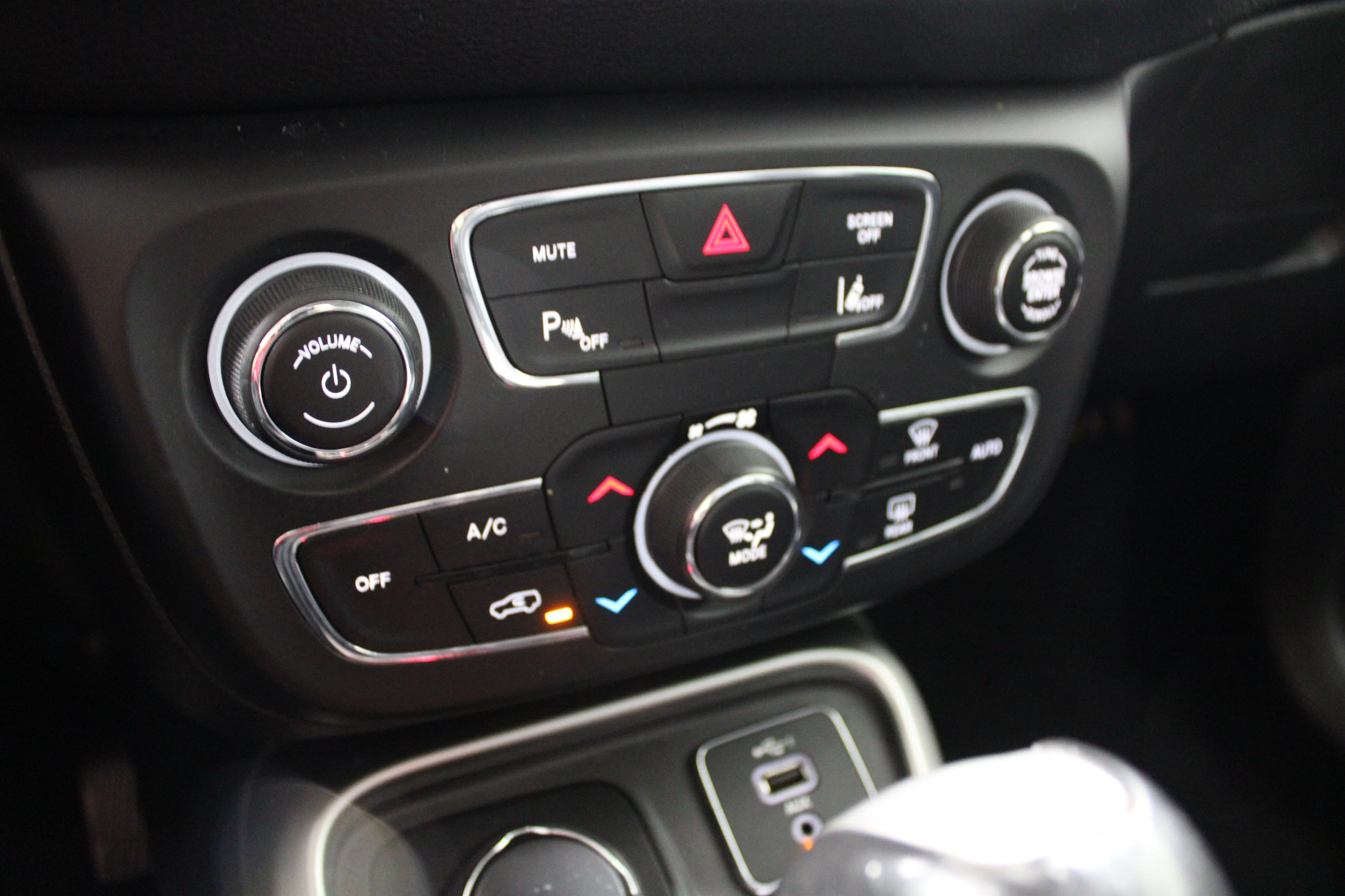Used 2019 Pearl White Tri-Coat Jeep High Altitude image 16