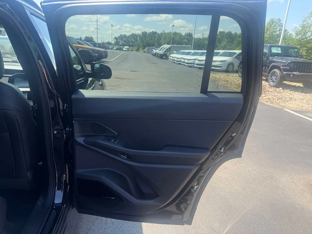 New 2026 Diamond Black Crystal Pearl-Coat Exterior Paint Jeep  image 47