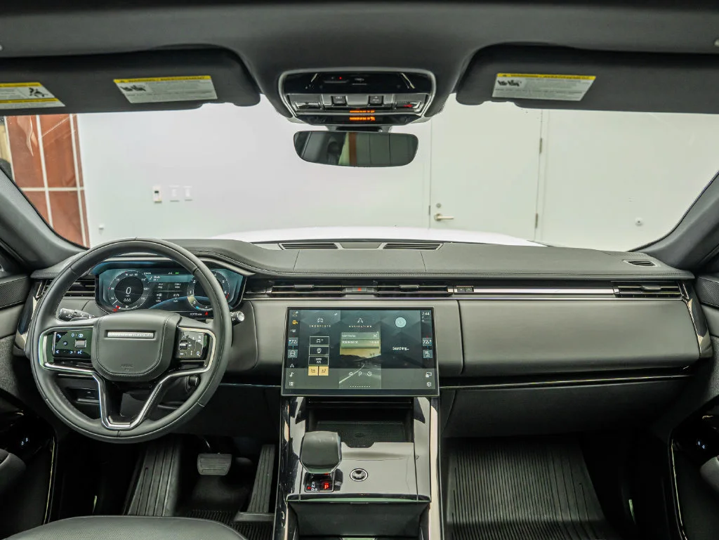 Used 2026 Fuji White Land Rover SE image 4