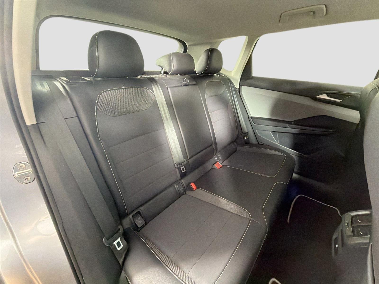 Used 2023 Pyrite Silver Metallic Volkswagen SE image 24