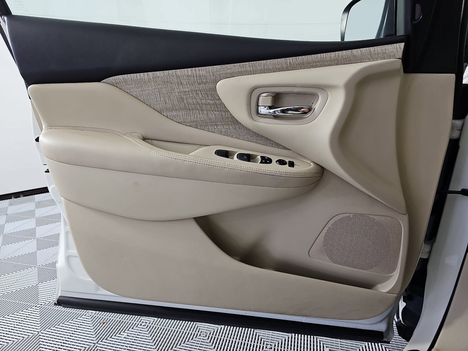 Used 2019 White Nissan SV image 25