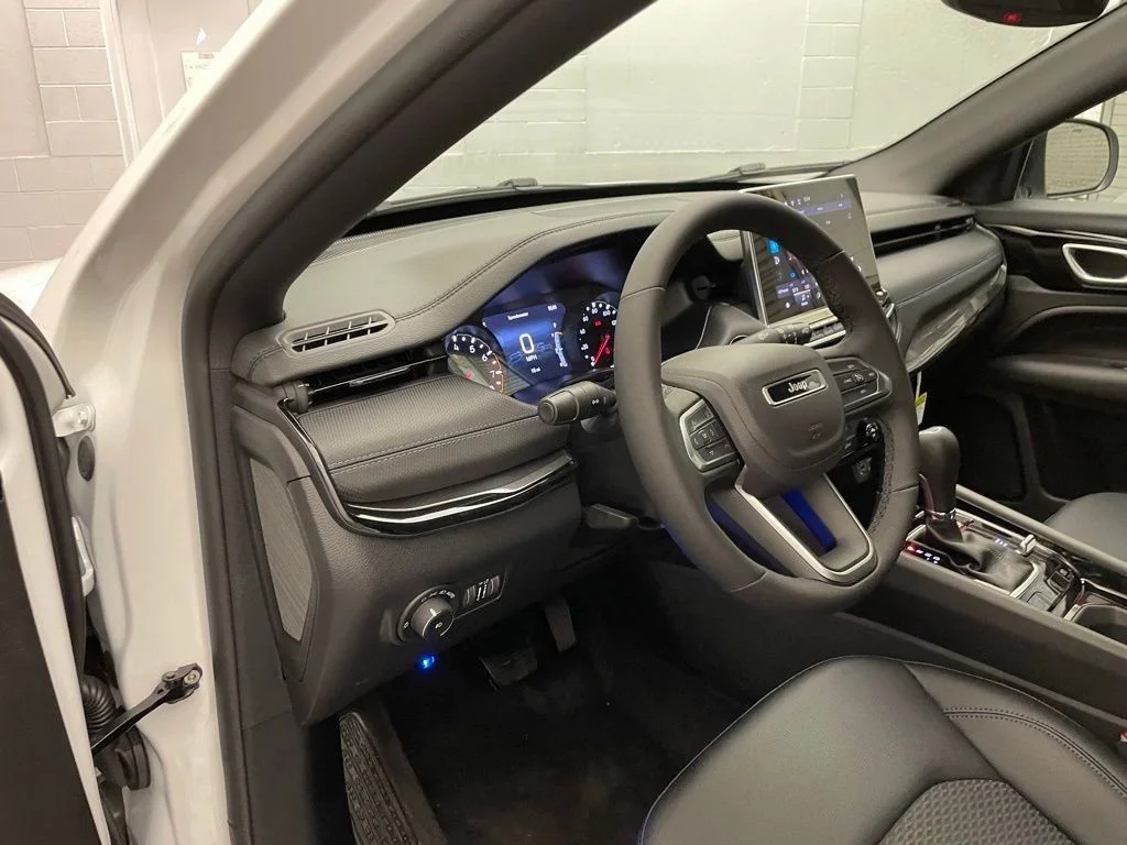 New 2026 White Jeep Latitude image 13