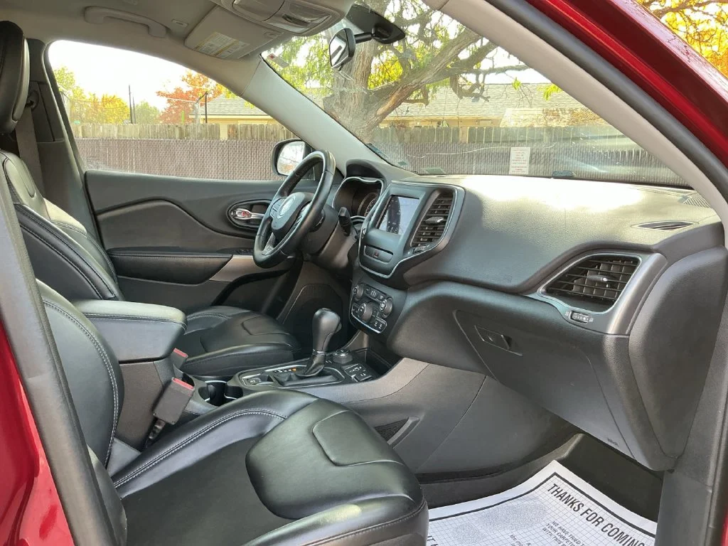 Used 2019 Red Jeep Latitude Plus image 31