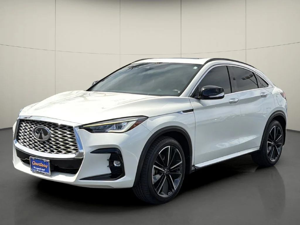 Used 2023 White INFINITI LUXE image 3