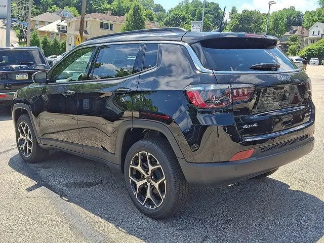 New 2026 Diamond Black Crystal Pearl-Coat Exterior Paint Jeep Limited image 3