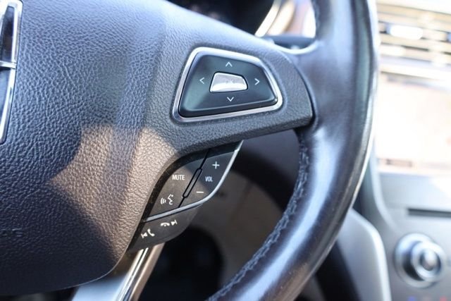 Used 2019 White Platinum Clearcoat Metallic Lincoln Reserve image 27