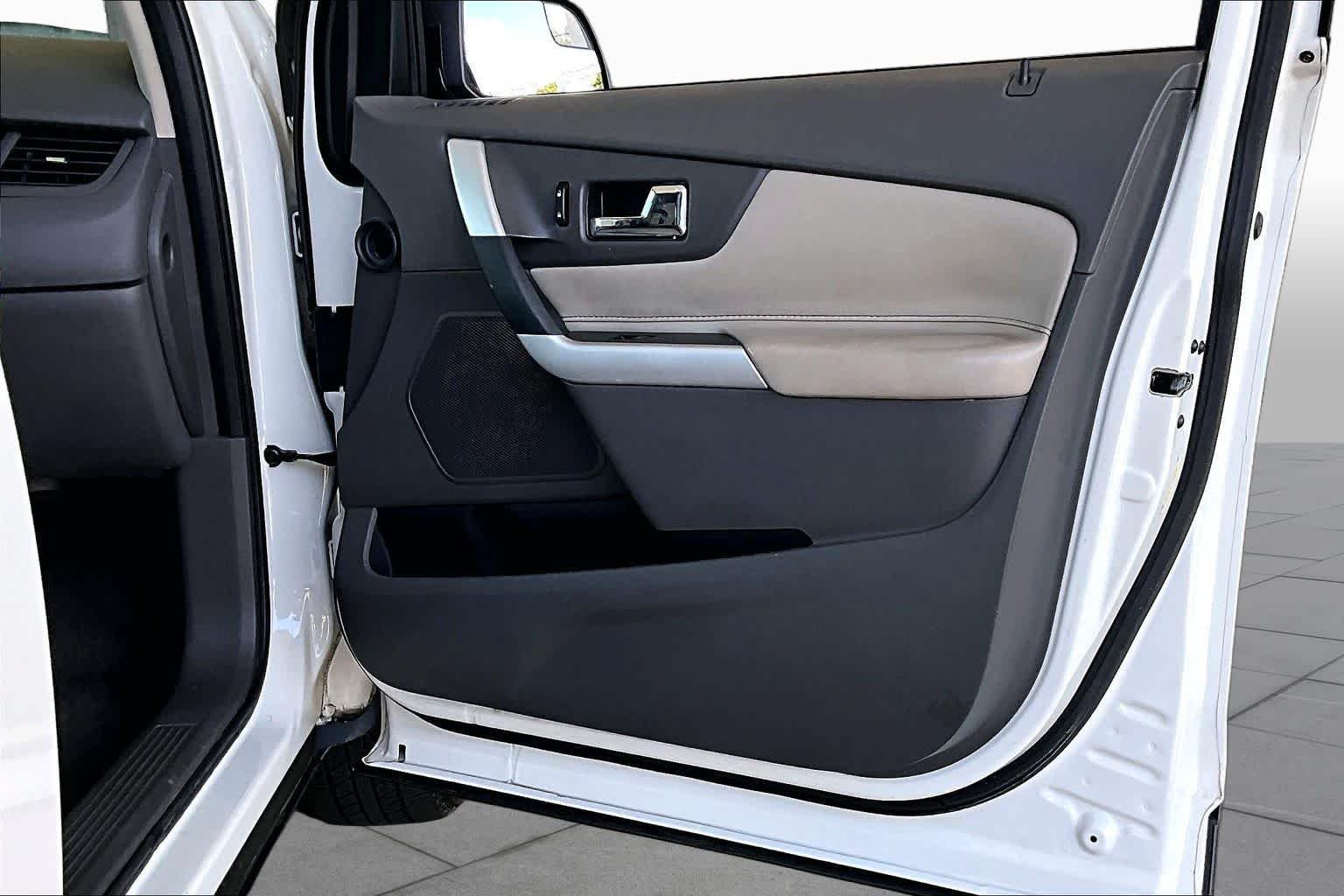 Used 2013 White Suede Ford SE image 21