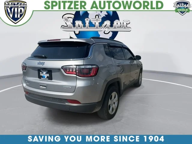 Used 2018 Silver Jeep Latitude image 8