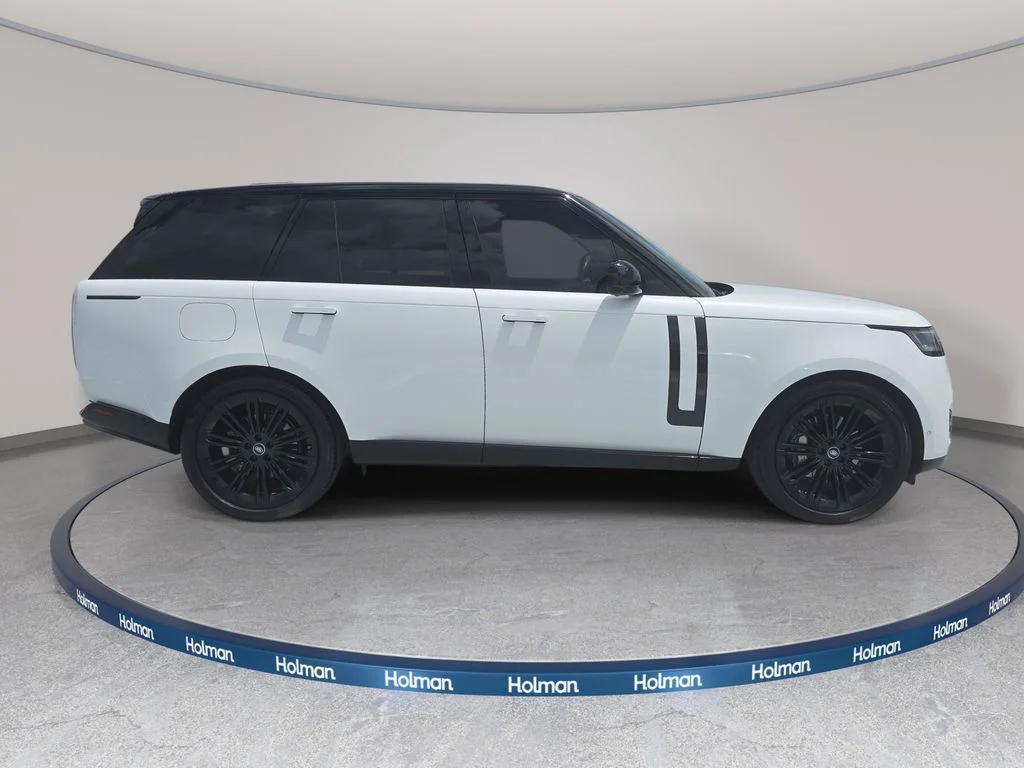 Used 2025 White Land Rover SE image 5