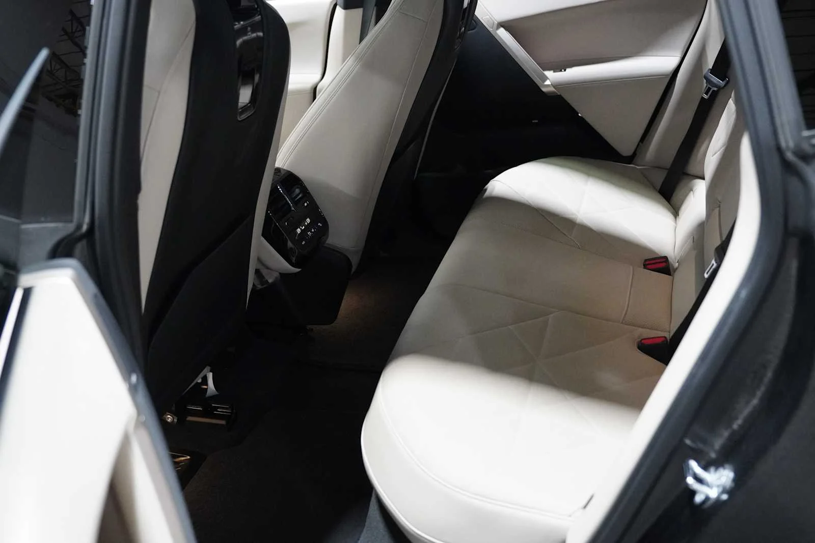Certified Used 2024 Mineral White Metallic BMW xDrive50 image 22