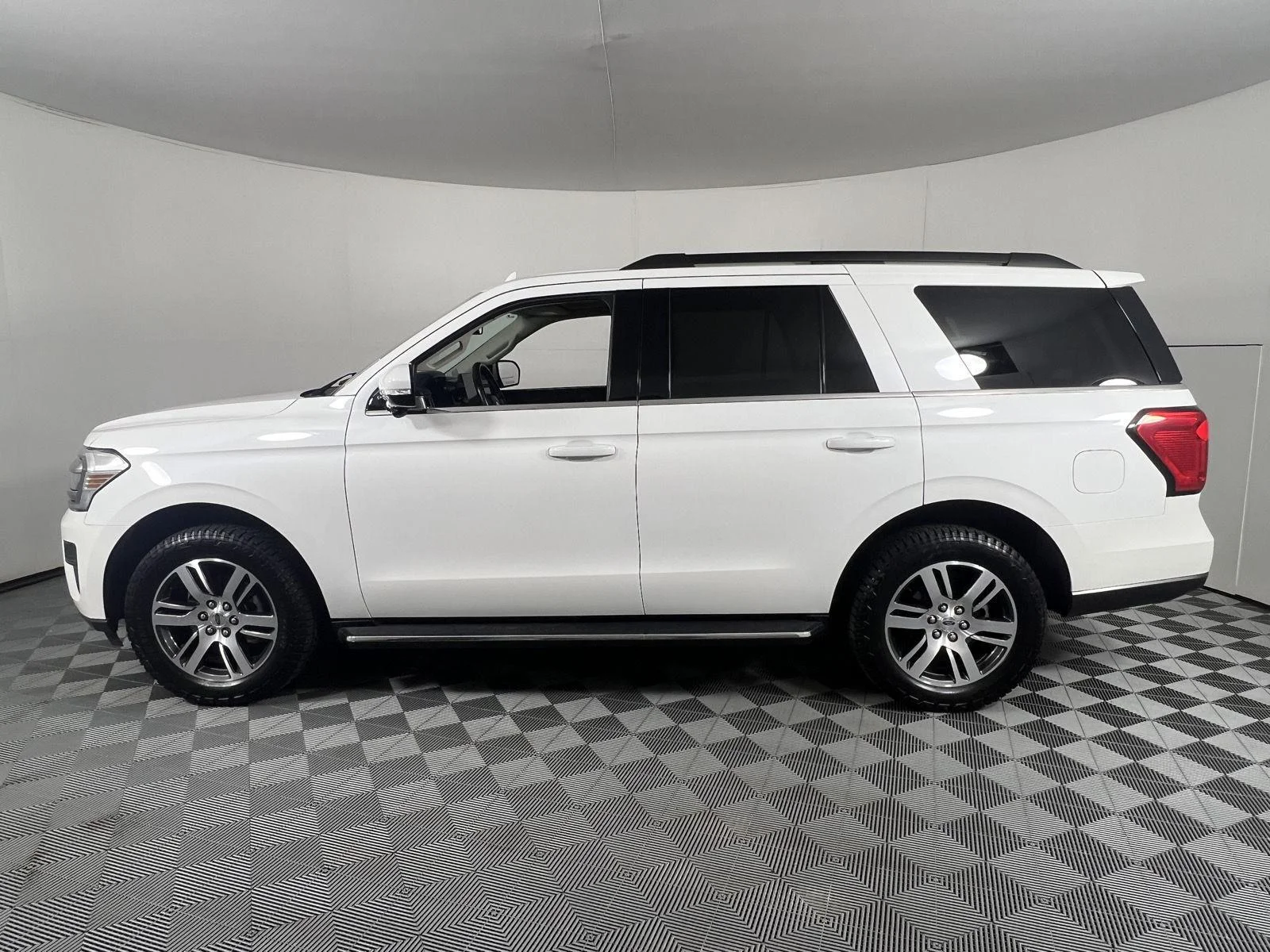 Used 2023 Star White Metallic Tri-Coat Ford XLT image 9