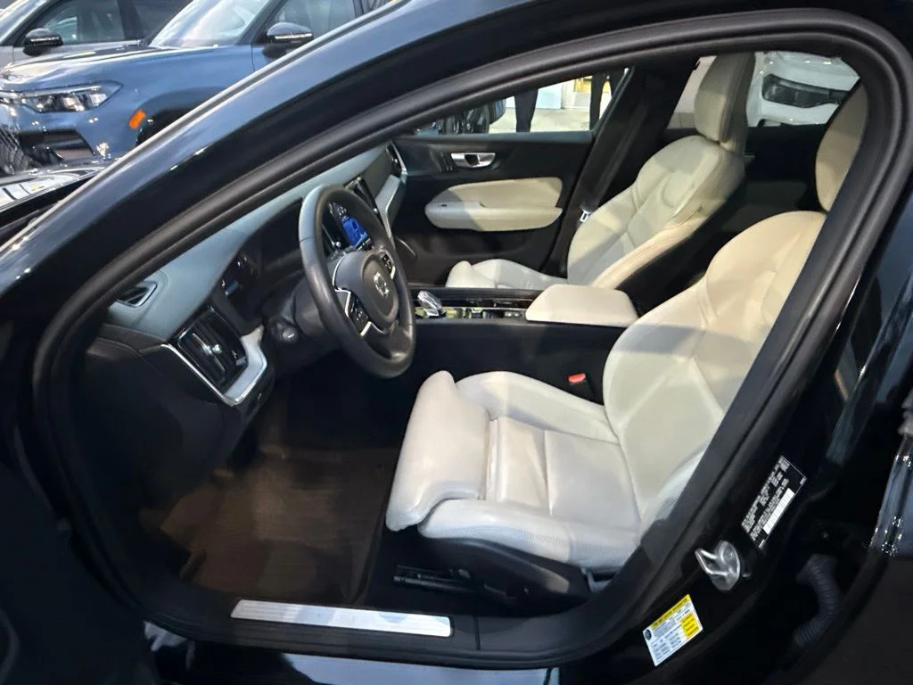 Used 2024 Onyx Black Metallic Volvo Ultimate image 11