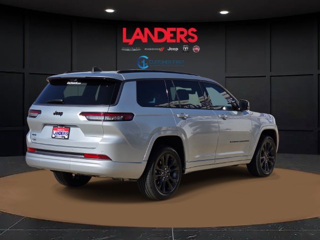New 2026 Silver Zynith Exterior Paint Jeep Limited Reserve image 3
