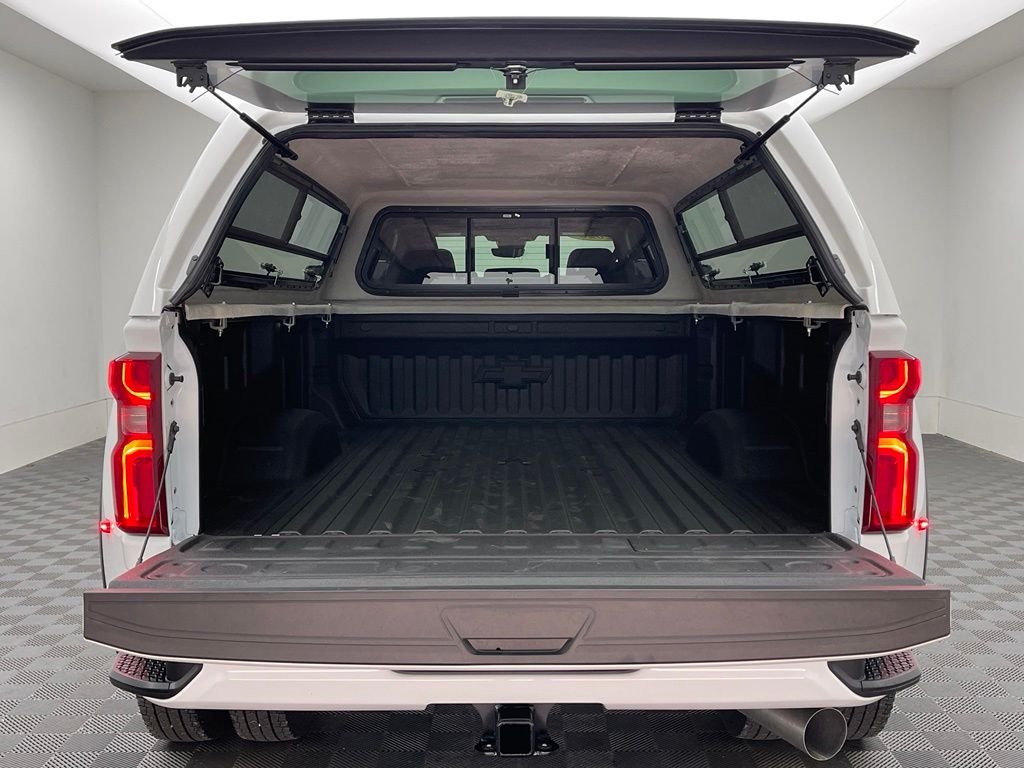 Used 2026 Summit White Chevrolet High Country image 11