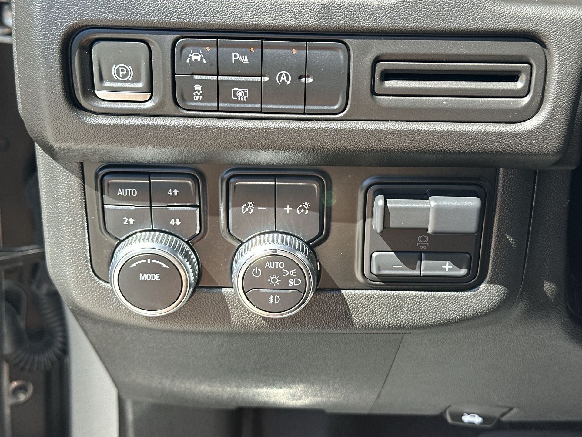 2023 GMC Yukon SLT - Photo 18