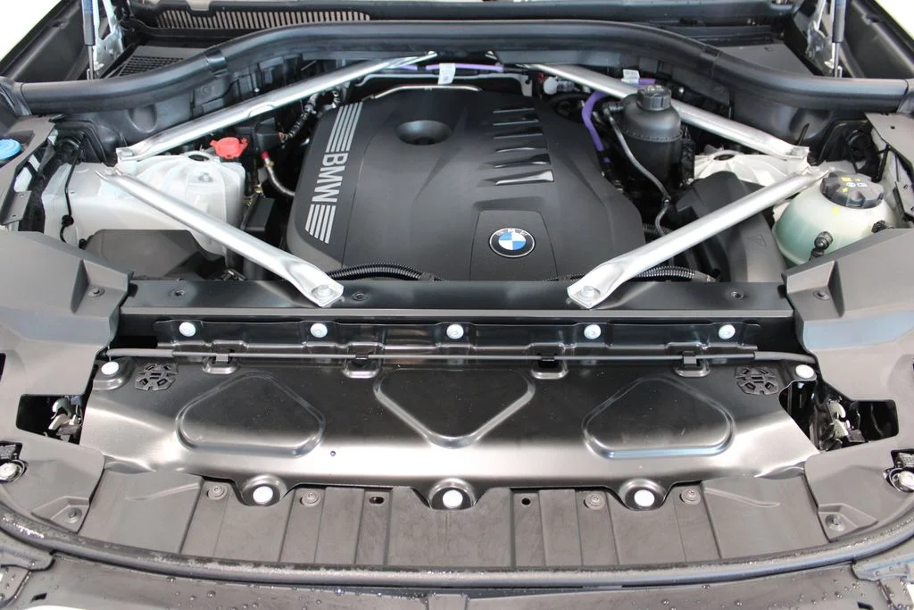 New 2026 Mineral White Metallic BMW xDrive40i image 8