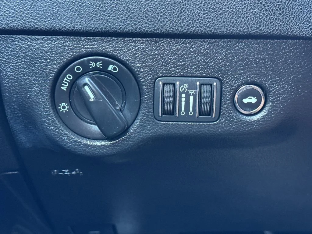 Used 2022 White Dodge SXT RWD image 29