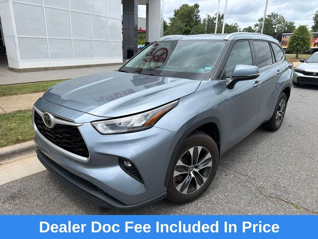 Used 2020  Toyota XLE image 1