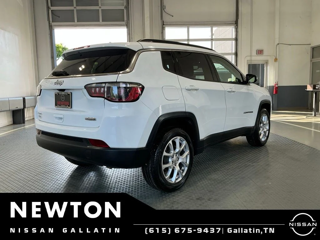 Used 2022 Bright White Clearcoat Jeep Latitude Lux image 23