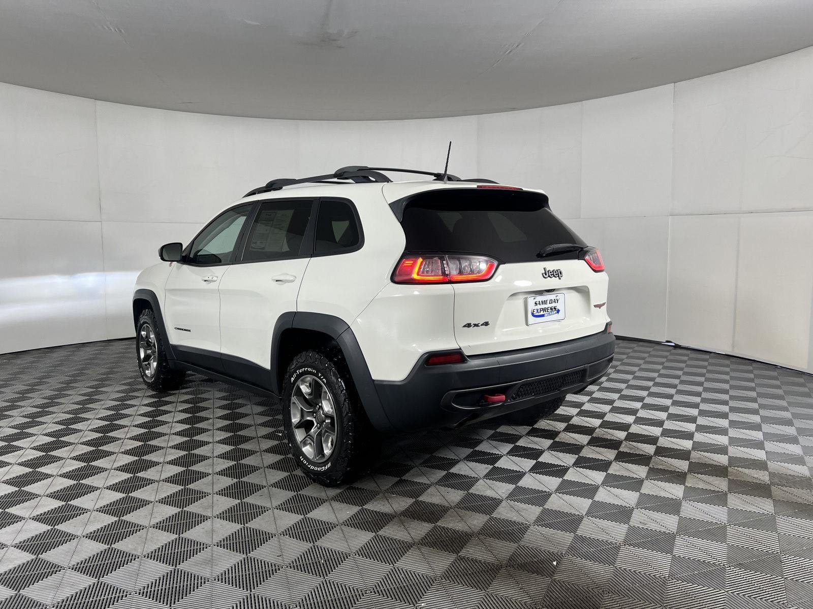 Used 2019 Pearl White Jeep Trailhawk Elite image 7