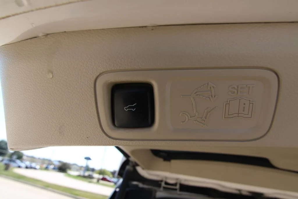 Used 2019 White Platinum Tri-Coat Metallic Lincoln Reserve image 38