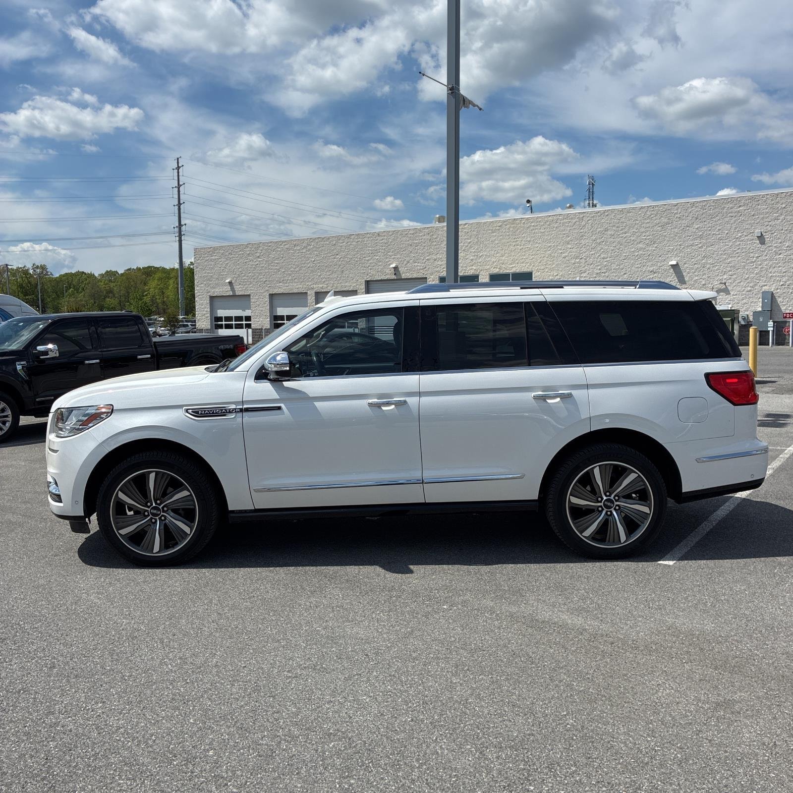 Used 2019 White Platinum Tri-Coat Lincoln Black Label image 2