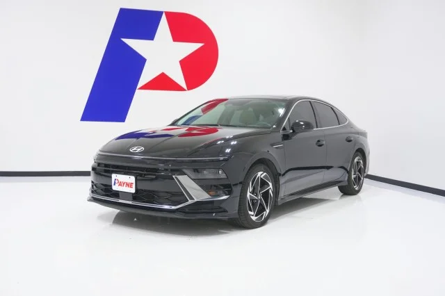 Used 2024  Hyundai SEL image 1
