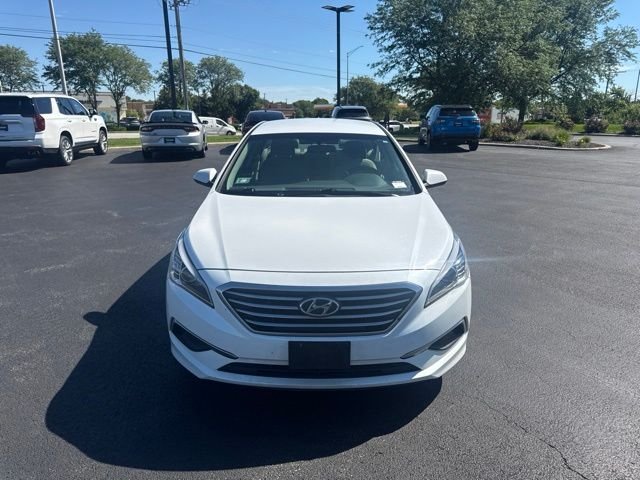 Used 2017 White Hyundai Base image 7