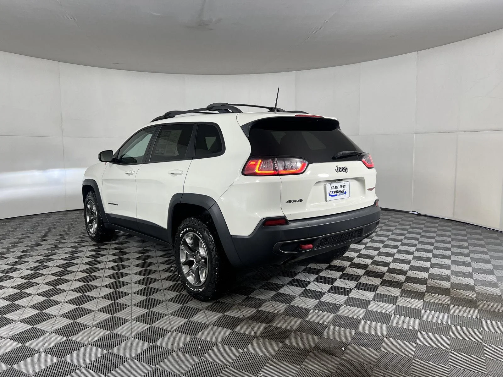 Used 2019 Pearl White Jeep Trailhawk Elite image 7