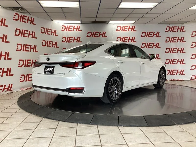 Used 2024 White Lexus 300h Luxury image 7