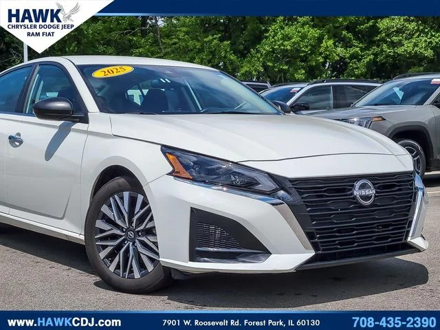 Used 2025 White Nissan 2.5 SV image 2
