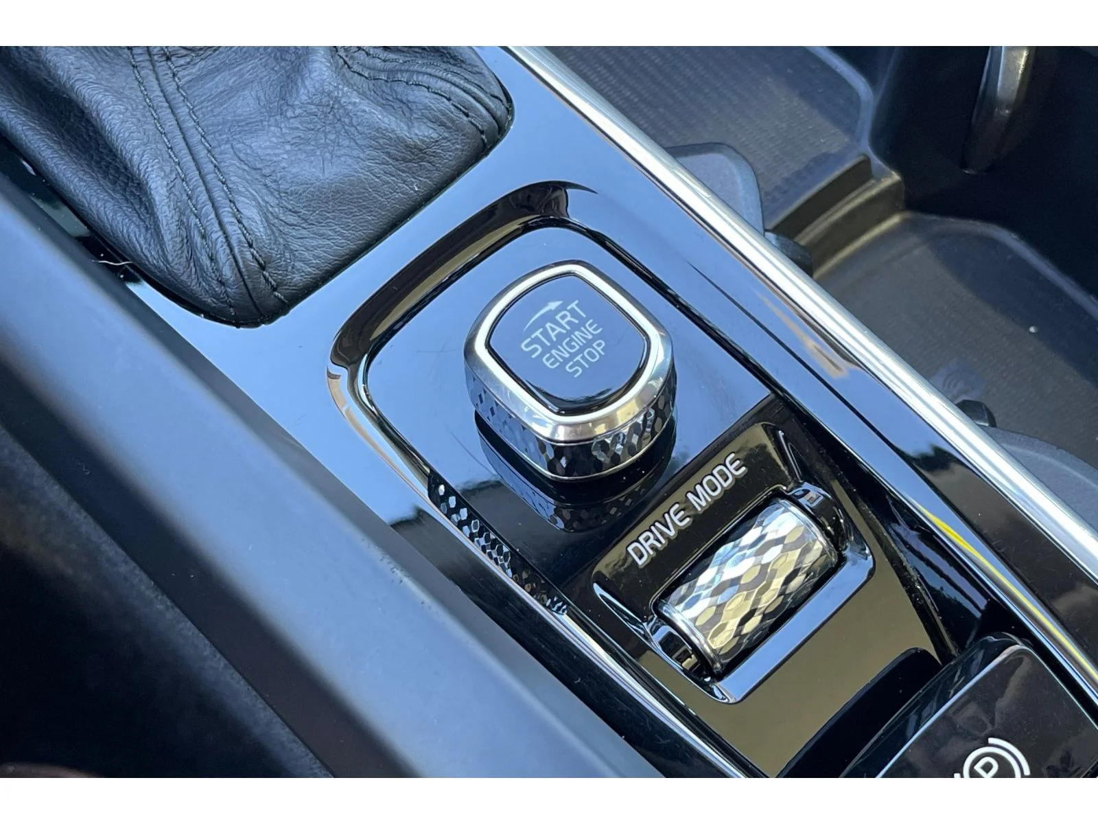 Used 2018 Ice White Volvo Momentum image 35