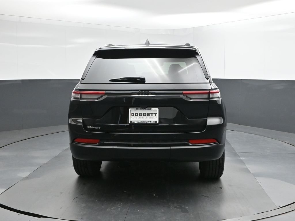 New 2025 Diamond Black Crystal Pearl-Coat Exterior Paint Jeep Altitude X image 8