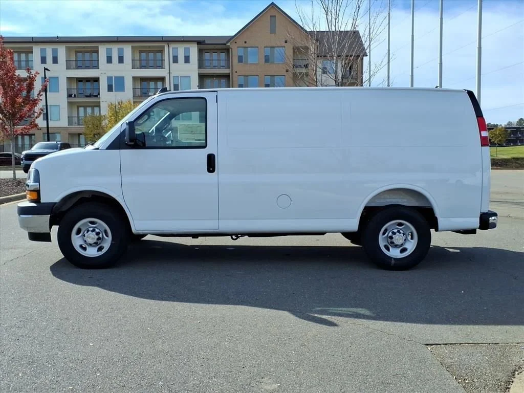 New 2026 Summit White Chevrolet WT image 35