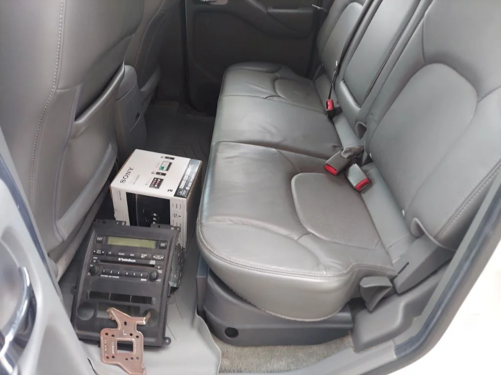 Used 2011 White Nissan SL image 36