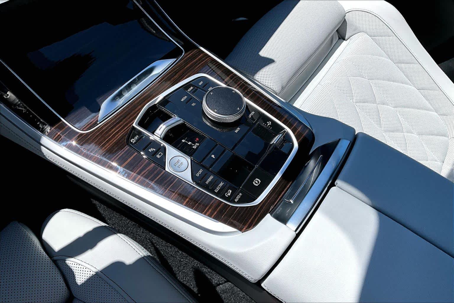 New 2026 Skyscraper Grey Metallic BMW xDrive50e image 7