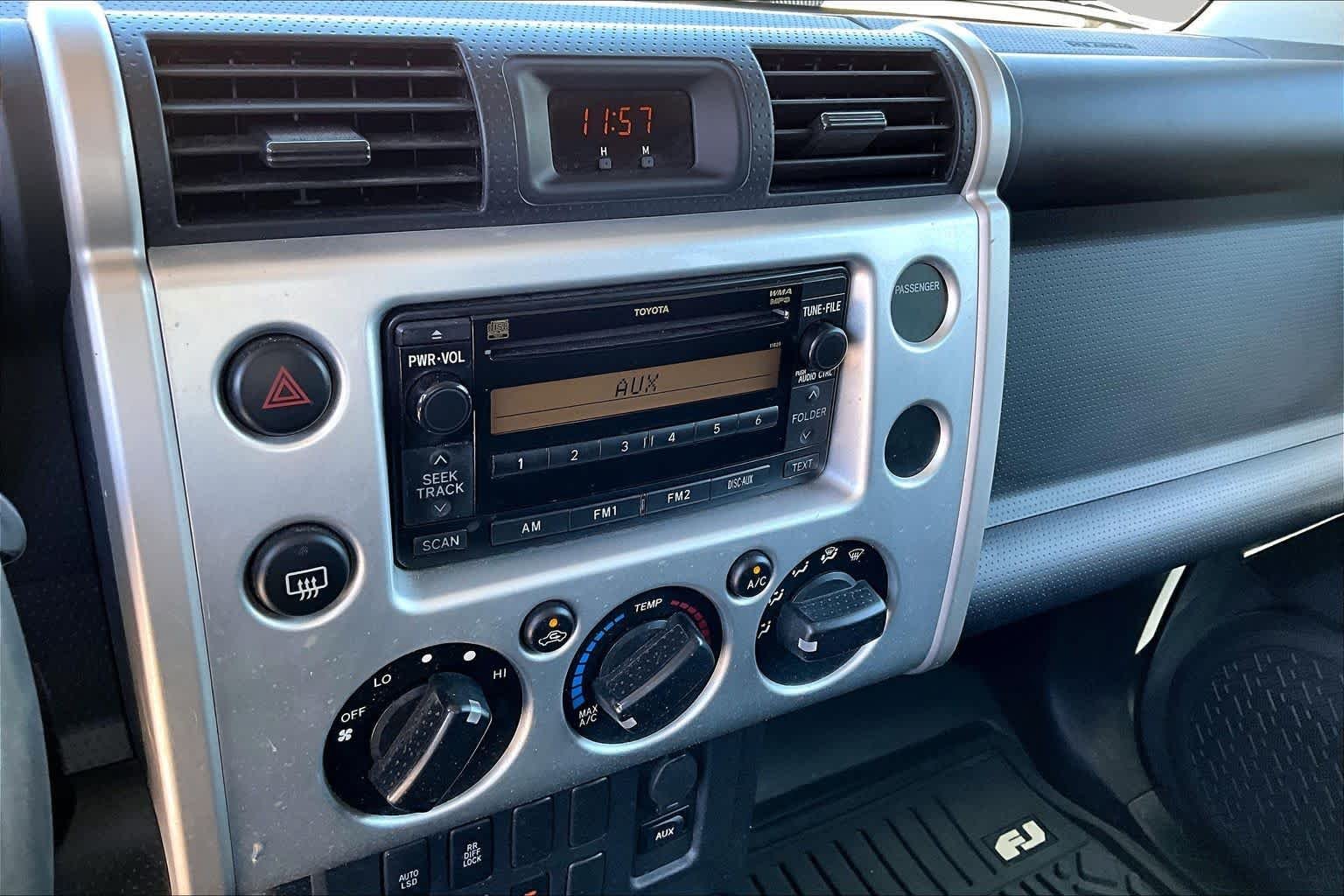 Used 2008 White / Titanium Metallic Toyota  image 28