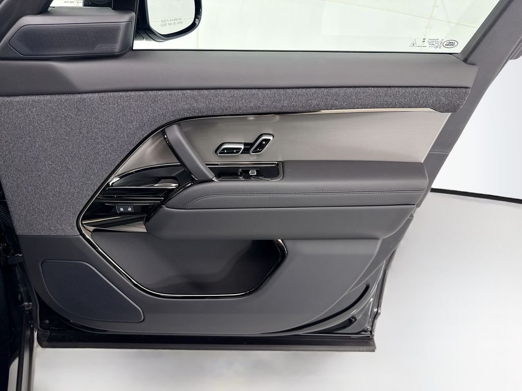 New 2026 Santorini Black Land Rover Dynamic SE image 24