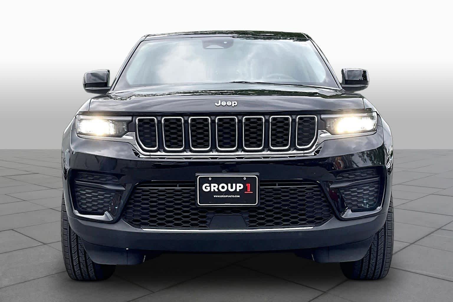 Used 2023 Diamond Black Crystal Pearlcoat Jeep Laredo image 3