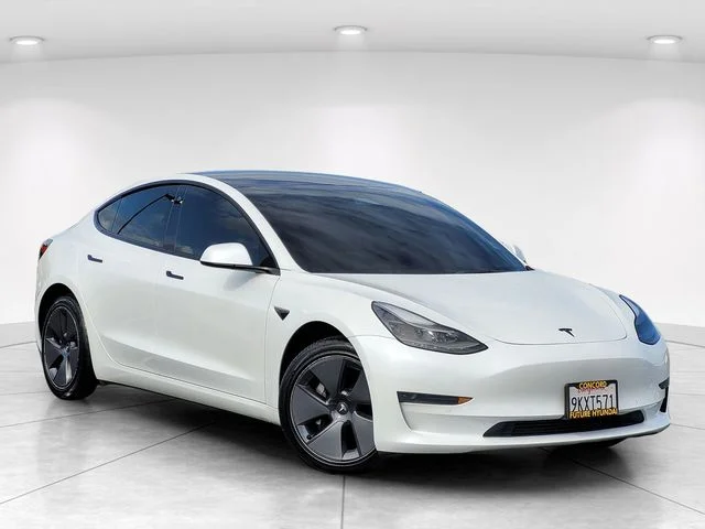 2022 Tesla Model 3 Standard Range Plus's photo