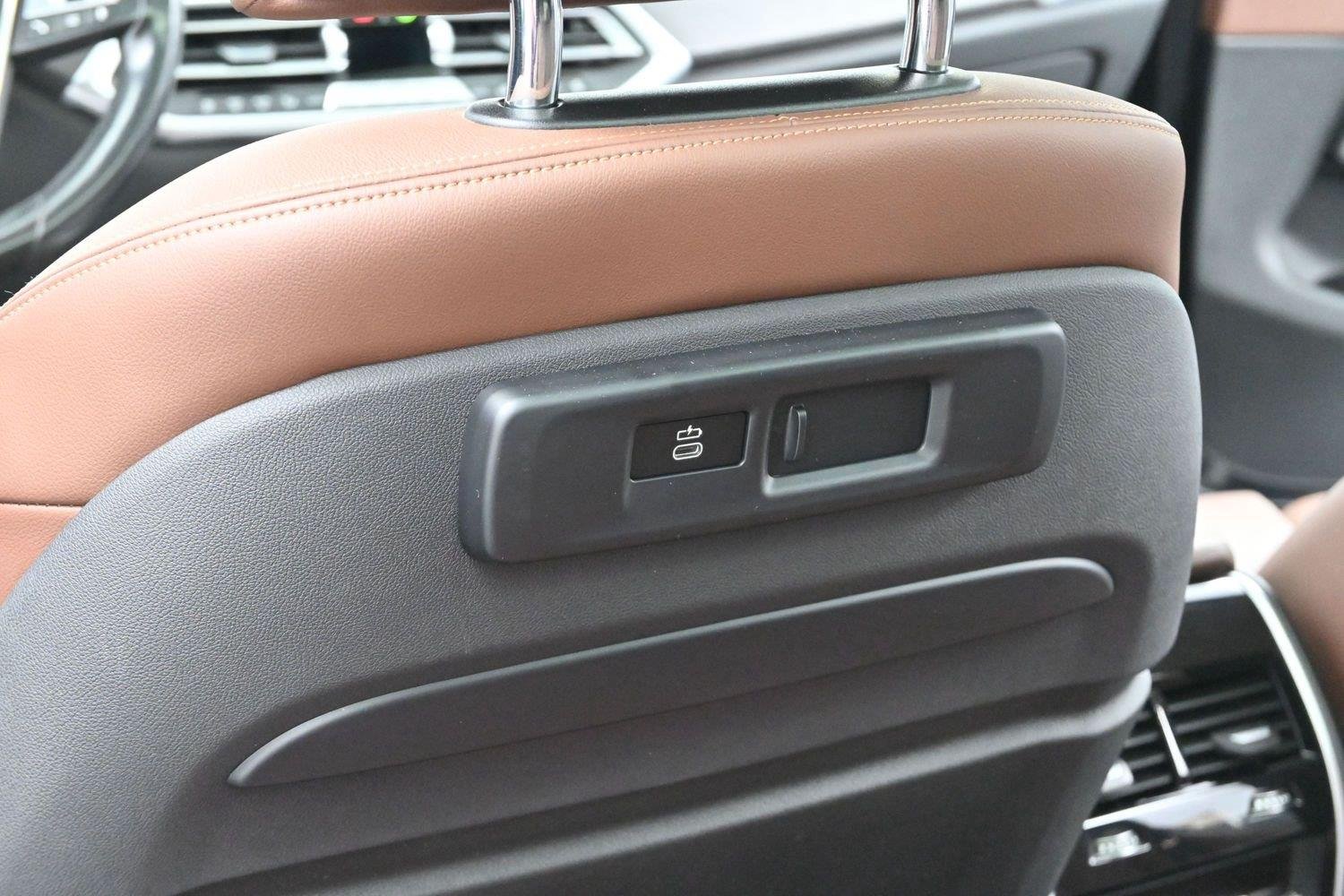 Used 2019 Black Sapphire Metallic BMW xDrive40i image 34