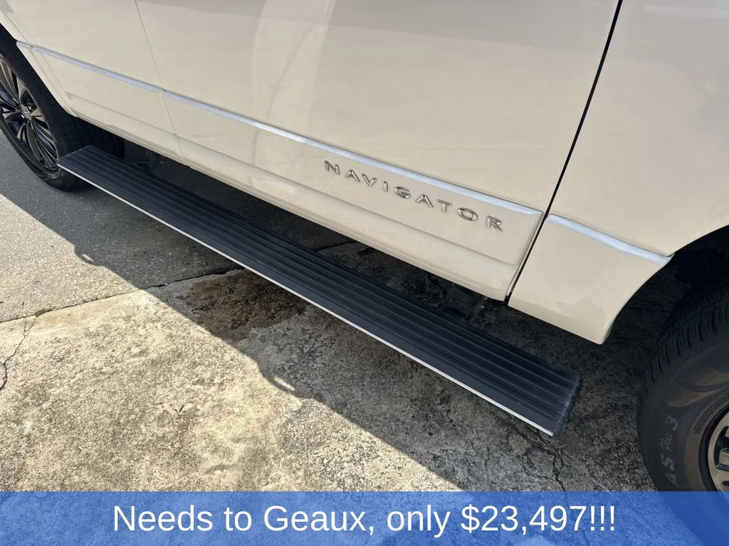 Used 2017 White Lincoln Select image 38